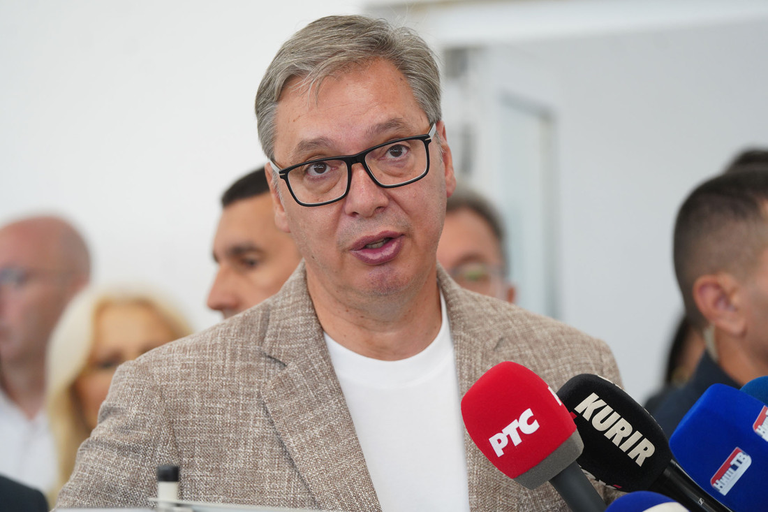Aleksandar Vučić govori novinarima, ispred njega mikrofoni RTS-a i Kurira