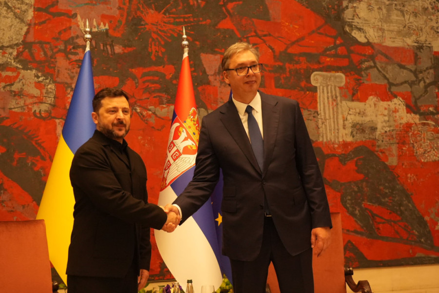 Predsednici Zelenski i Vučić se rukuju ispred ukrajinske i srpske zastave