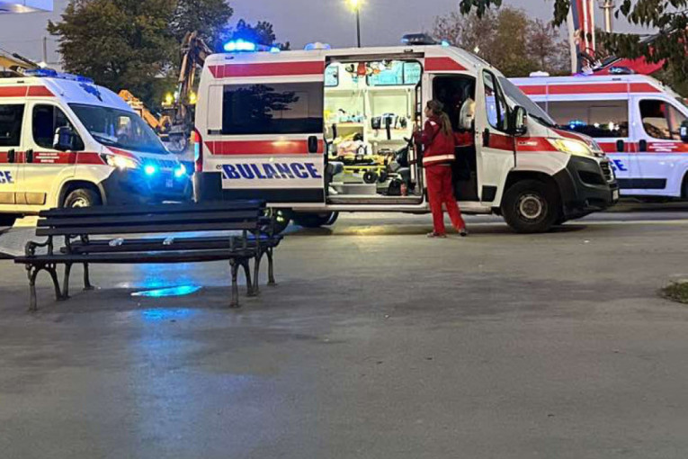 Vozila Hitne pomoći sa uključenim rotacijama na ulici noću