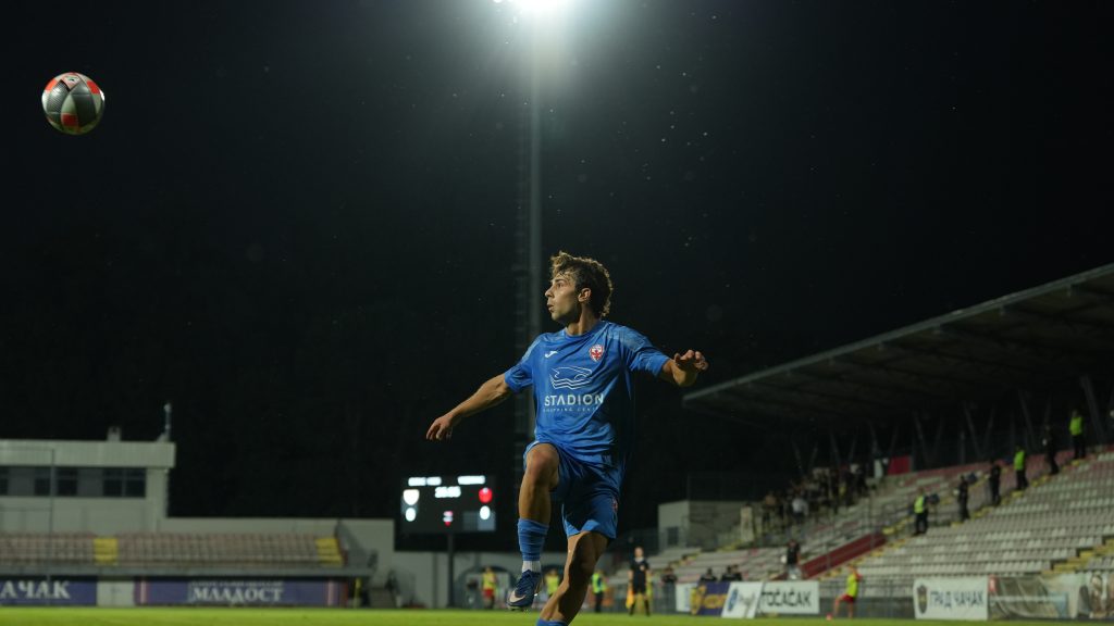 Fudbaler FK Voždovac u duelu za loptu tokom noćne utakmice u Čačku