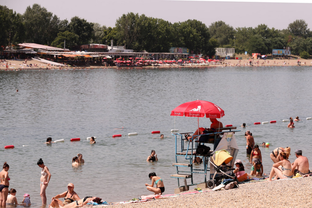 Kupači na plaži Ade Ciganlije tokom letnjih vrućina