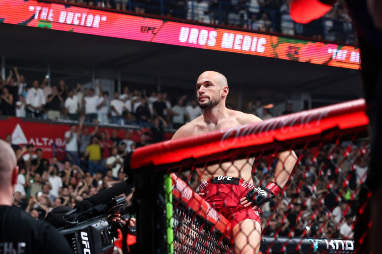 Borac u UFC kavezu ispred pune arene, na ekranu iznad ringa ime Uroš Medić