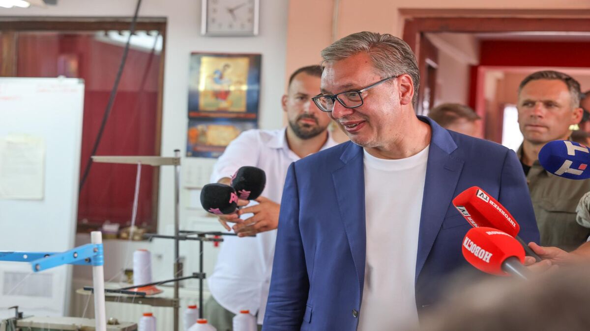 Aleksandar Vučić u razgovoru sa novinarima u pogonu, sa mikrofonima ispred sebe