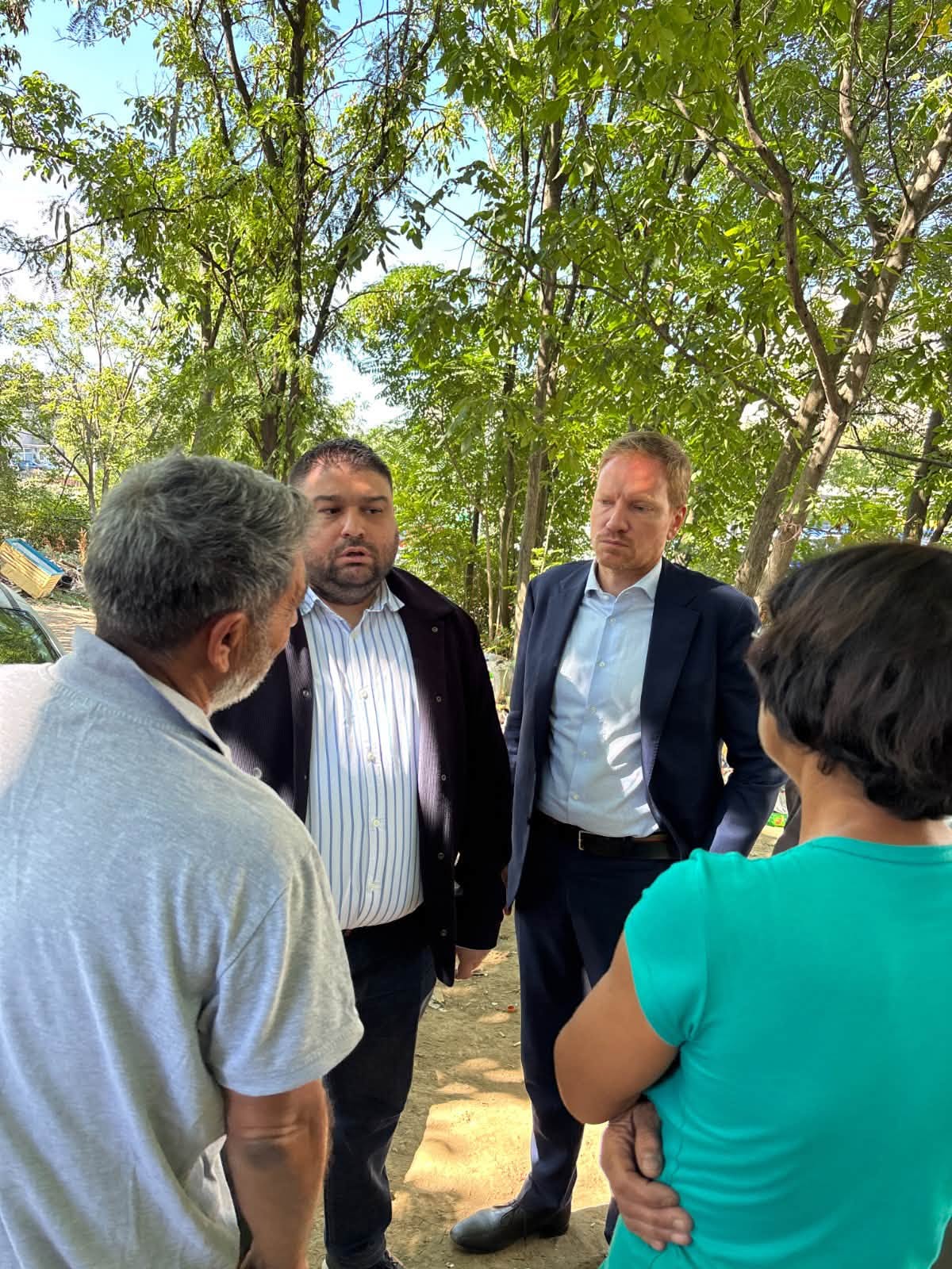 Igor Jovanović i Milan Antonijević razgovaraju sa stanovnicima romskog naselja na Voždovcu