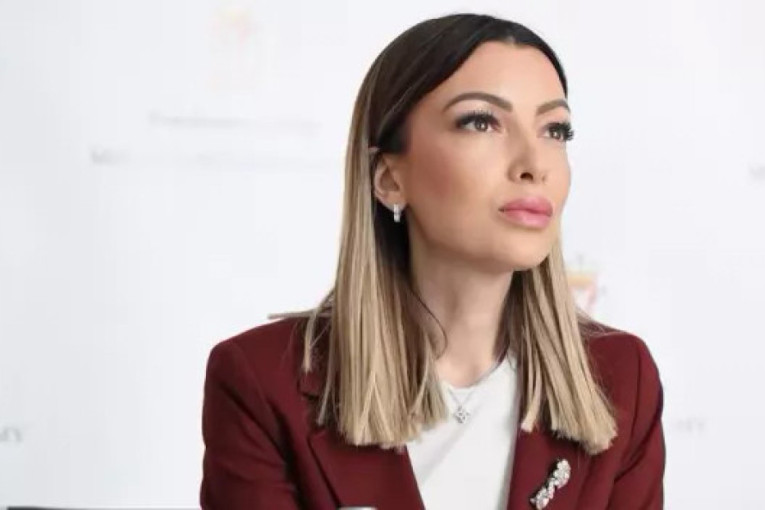 Ministarka privrede Adrijana Mesarović u bordo sakou tokom obraćanja