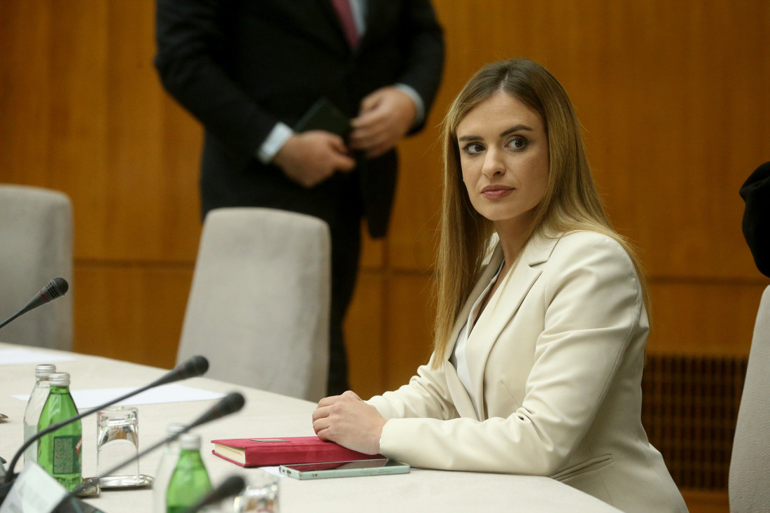 Ministarka Milica Đurđević Stamenkovski u belom sakou sedi za stolom na sednici Vlade