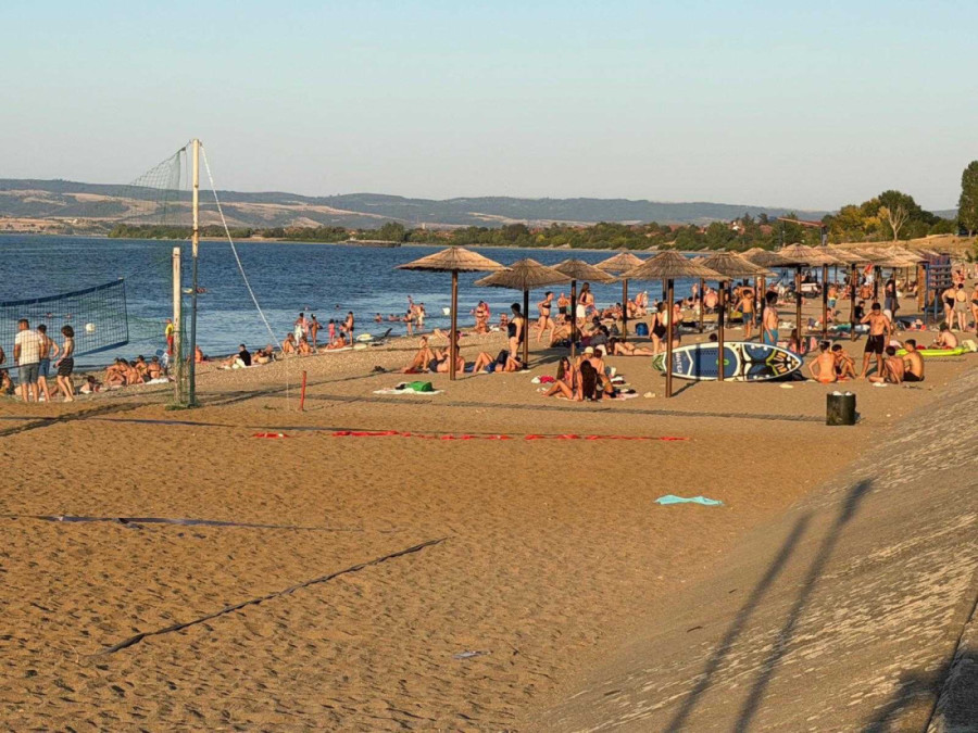 Kupači i suncobrani na gradskoj plaži u Kladovu na obali Dunava