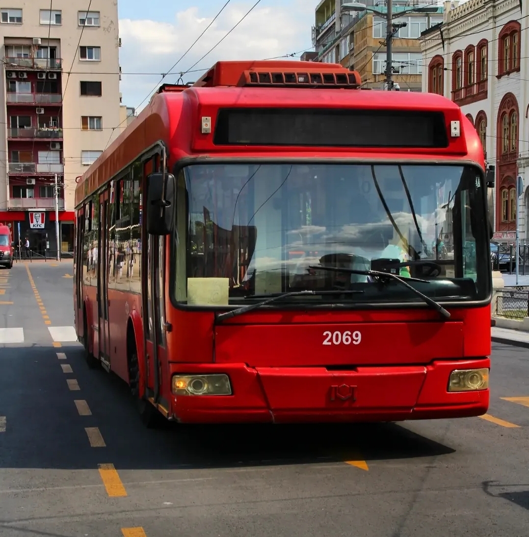 Crveni trolejbus GSP Beograd broj 2069 na ulici u gradu