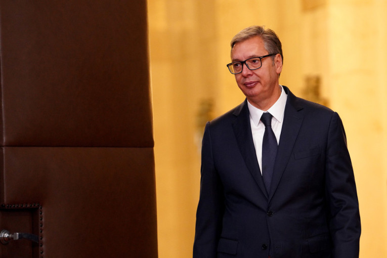 Aleksandar Vučić u tamnom odelu u enterijeru zgrade
