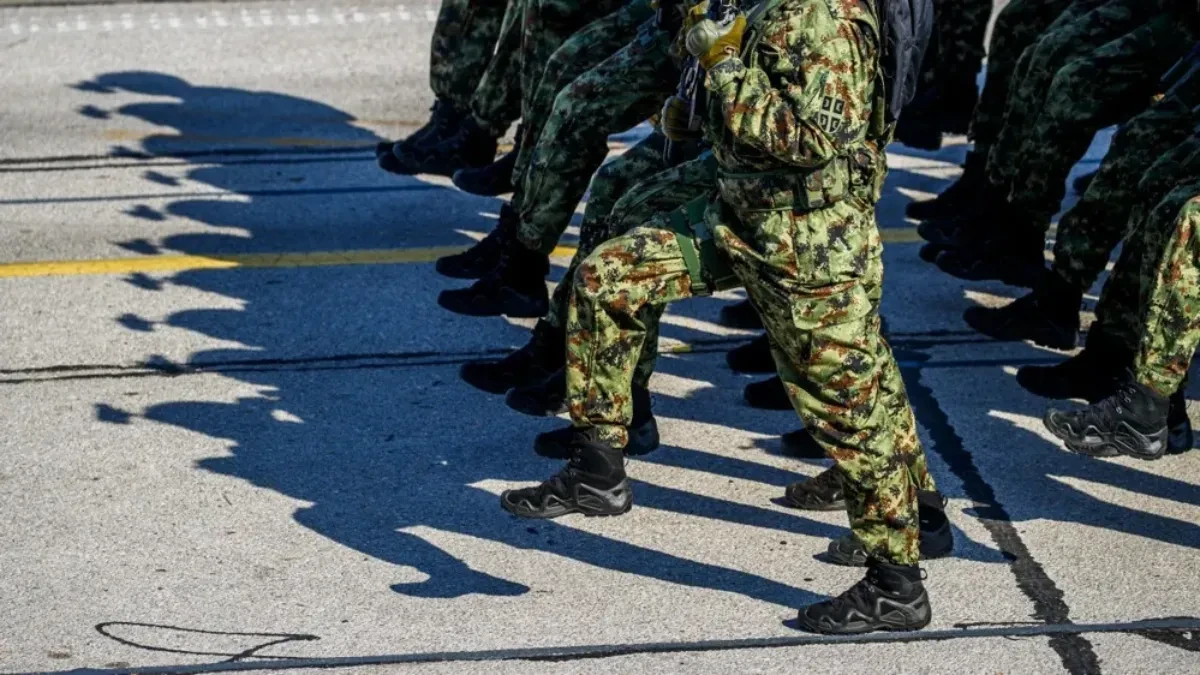 Vojnici Vojske Srbije marširaju u kamuflažnim uniformama