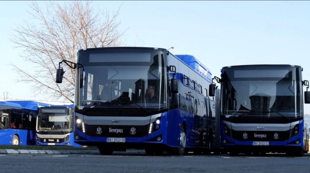 Plavi gradski autobusi Beograda parkirani na platou