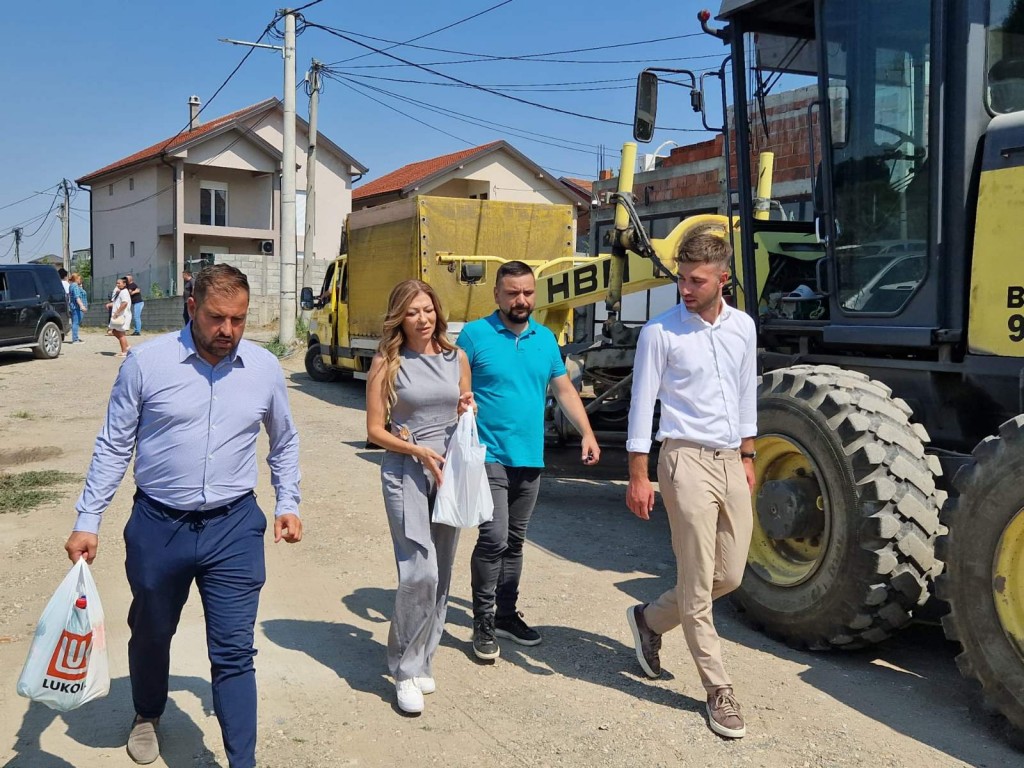 Predstavnici opštine Voždovac u obilasku radova na asfaltiranju ulice u Jajincima, pored mašina za asfaltiranje