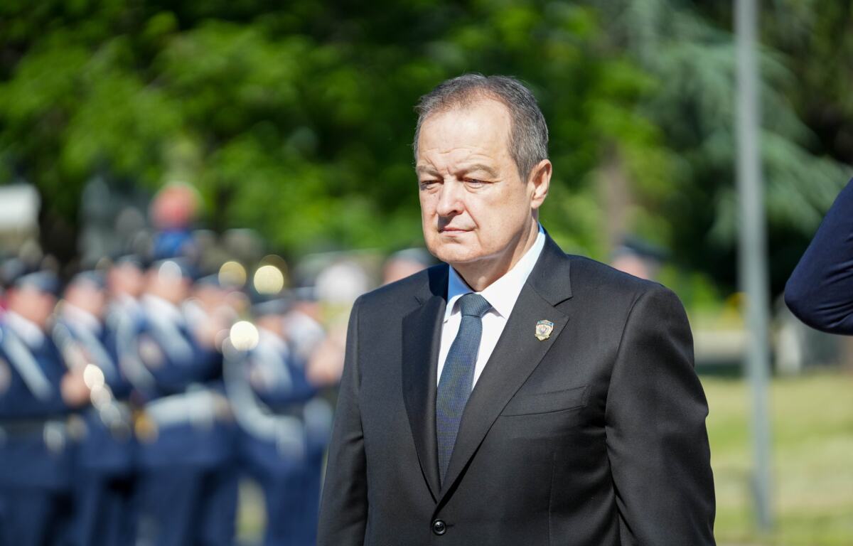 Ivica Dačić u tamnom odelu ispred postrojenog počasnog stroja