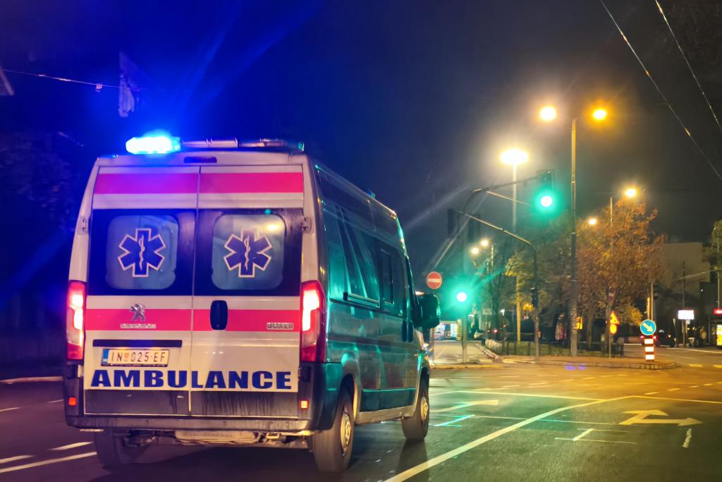 Vozilo Hitne pomoći sa upaljenim rotacionim svetlima na beogradskoj raskrsnici noću