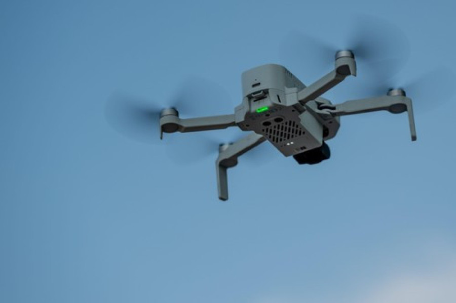 Dron u letu na vedrom plavom nebu