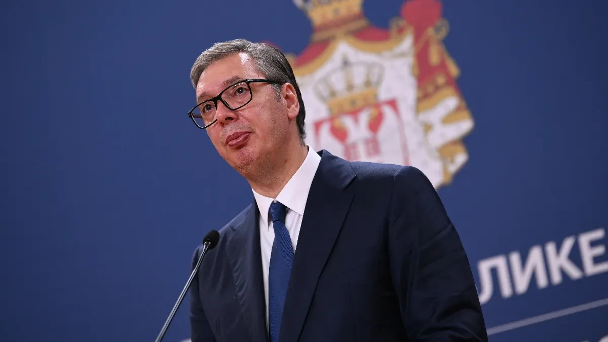 Aleksandar Vučić za govornicom ispred grba Republike Srbije