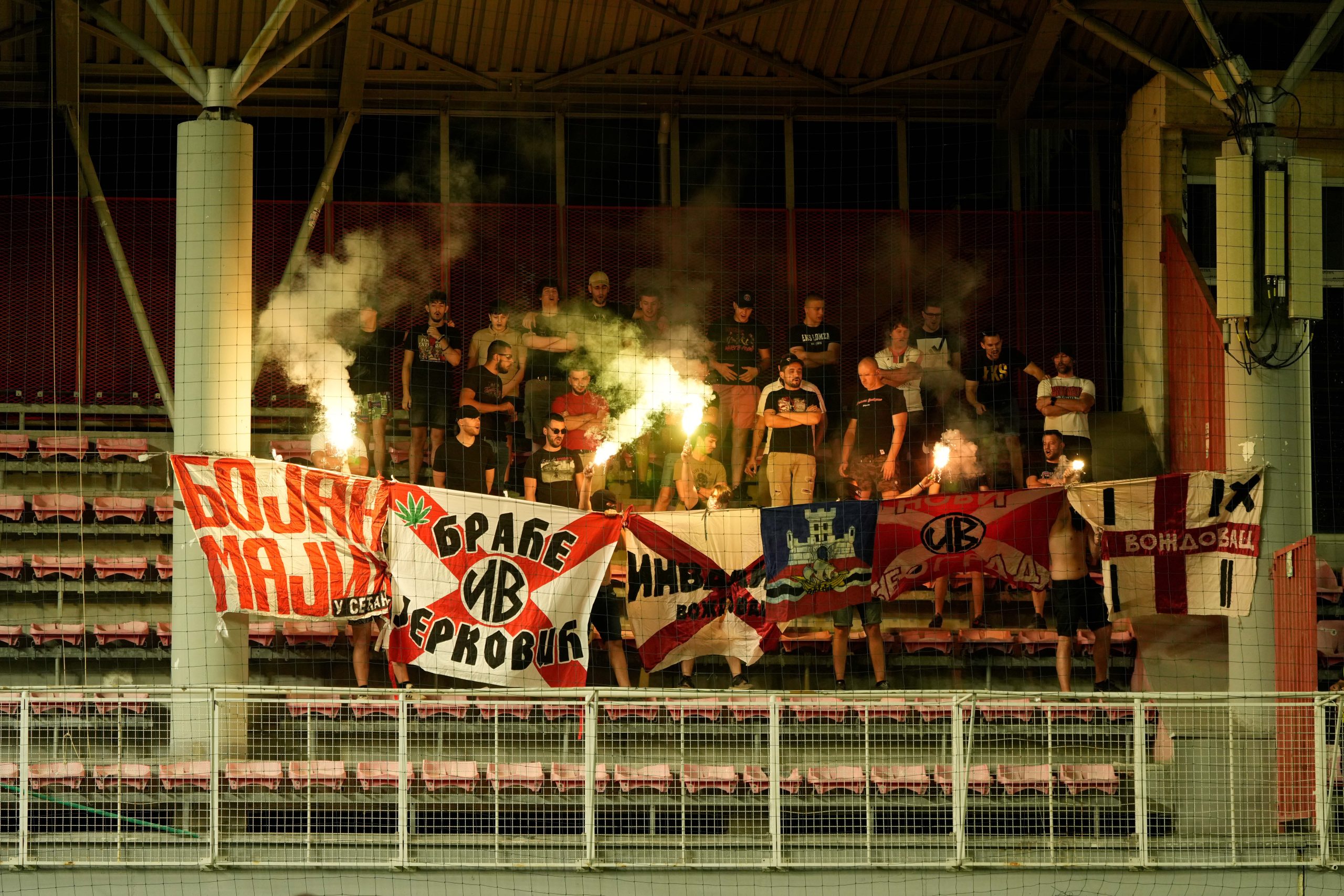 Navijači Voždovca sa bakljama i navijačkim zastavama na tribini stadiona
