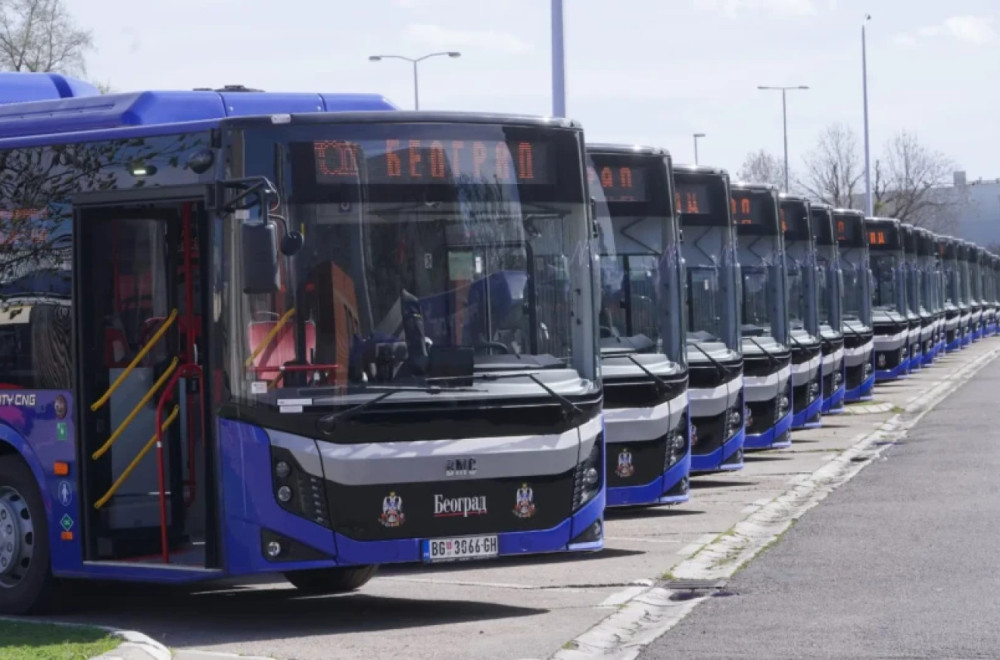 Kolona novih gradskih autobusa GSP Beograd parkiranih jedan iza drugog