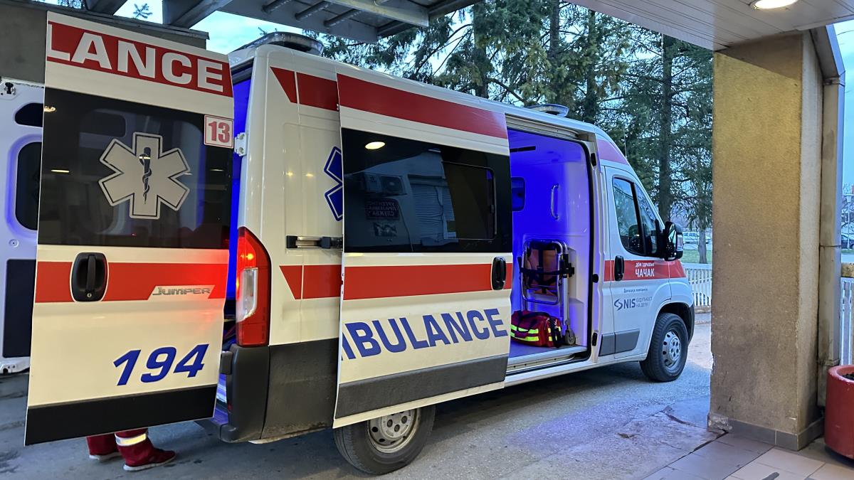 Sanitetsko vozilo Doma zdravlja Čačak sa otvorenim vratima