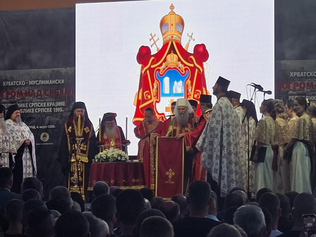 Patrijarh Porfirije sa sveštenstvom i horom služi pomen na bini u Mrkonjić Gradu