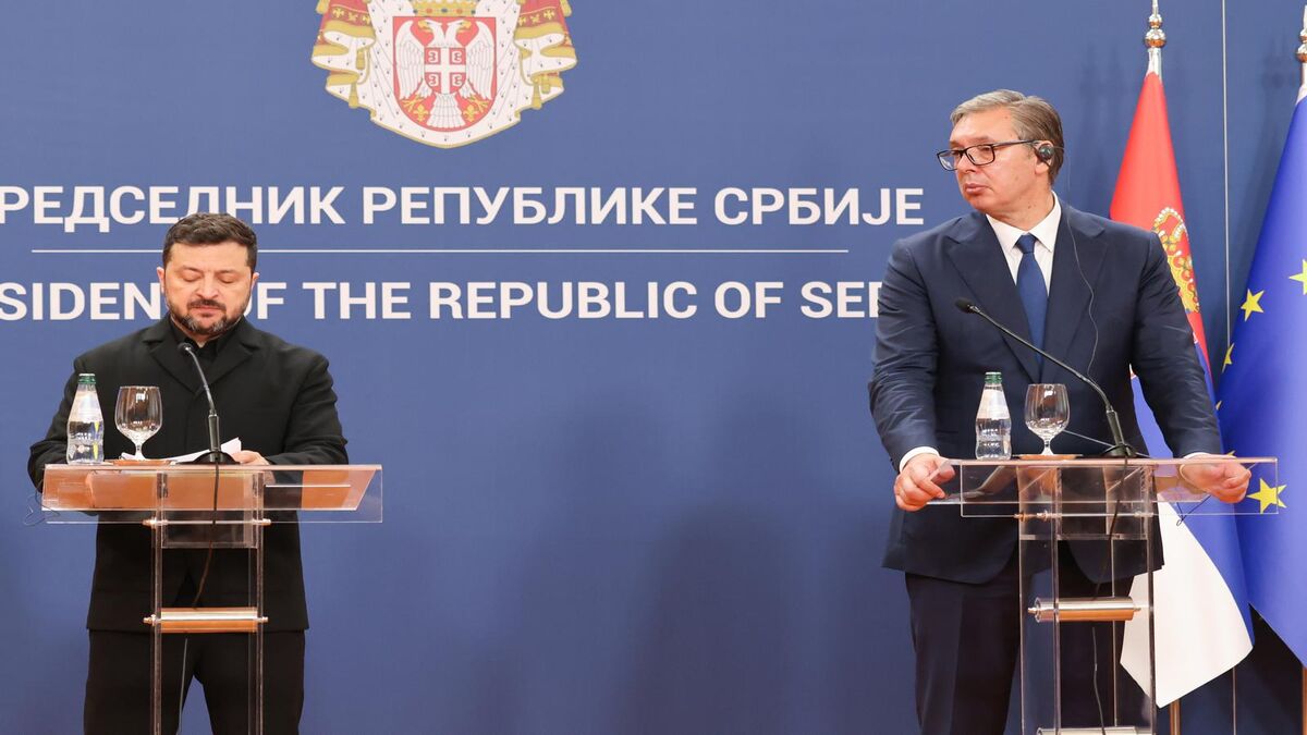 Volodimir Zelenski i Aleksandar Vučić za govornicama ispred plave pozadine sa grbom Srbije