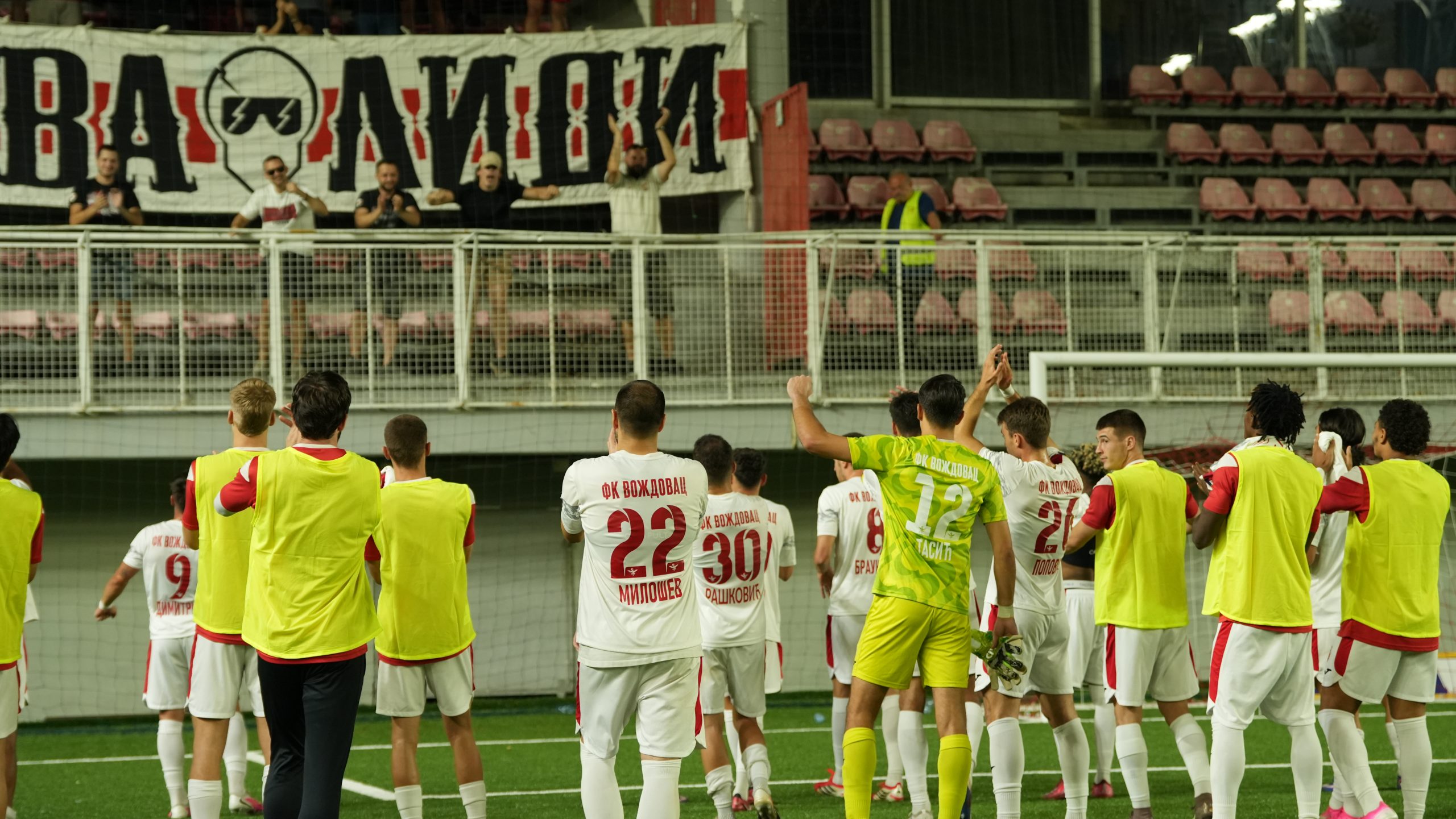 Fudbaleri Voždovca u belim dresovima pozdravljaju navijače posle utakmice