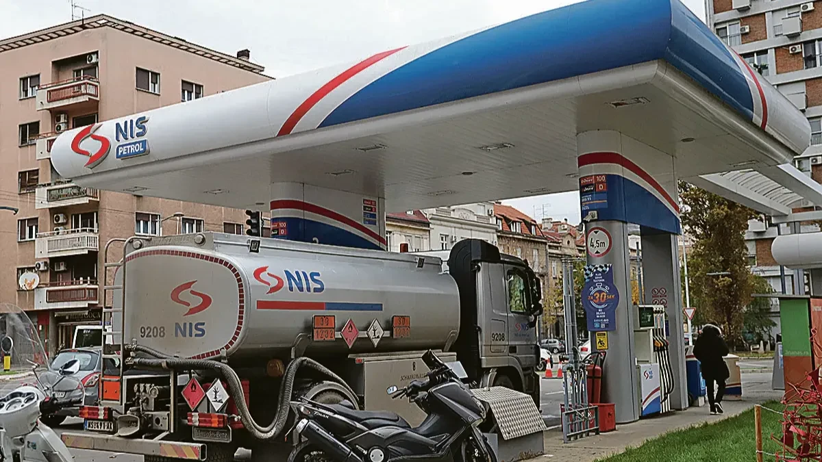 NIS Petrol benzinska stanica sa autocisternom NIS-a ispod nadstrešnice