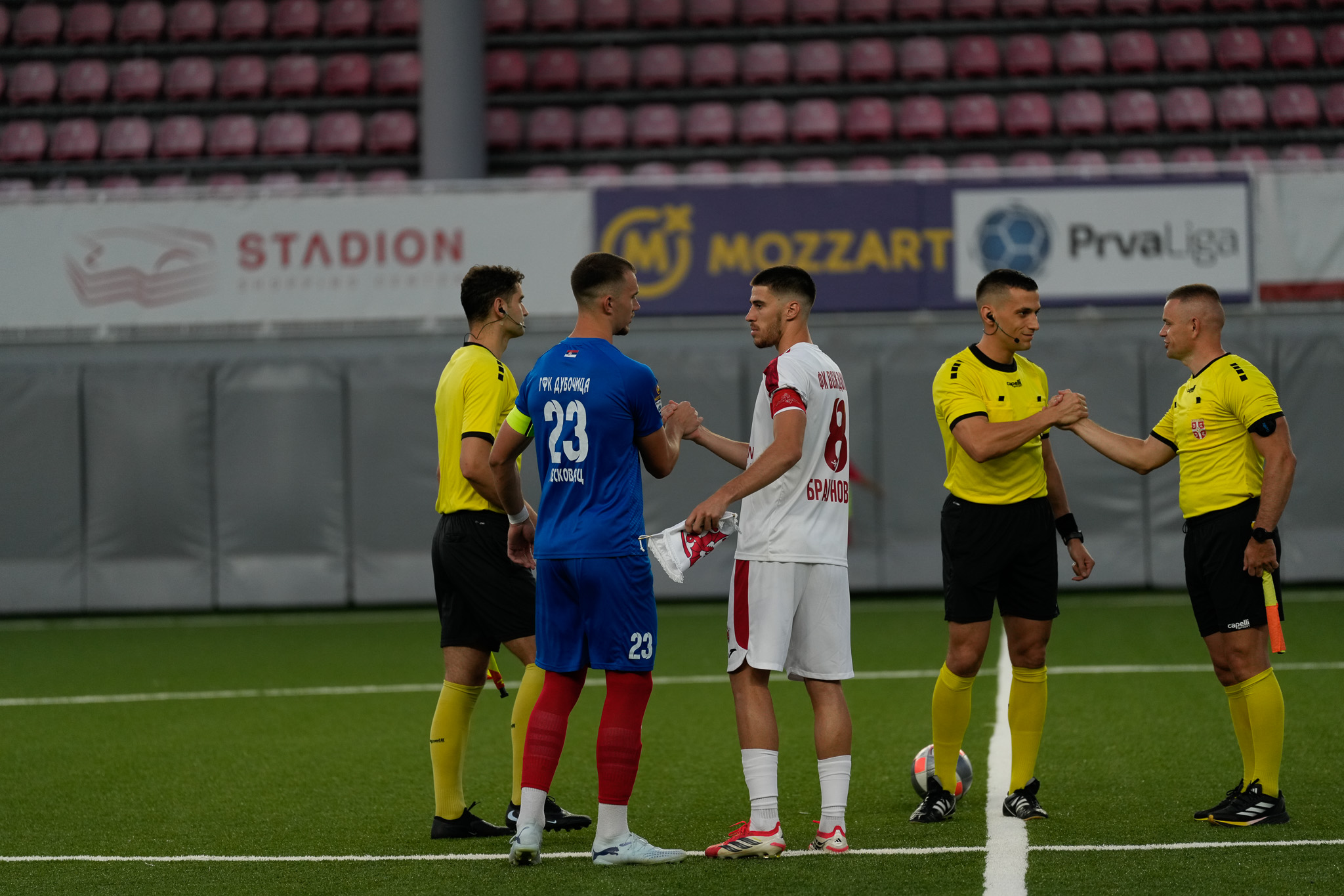 Kapiteni Voždovca i Dubočice se rukuju na sredini terena pre početka utakmice