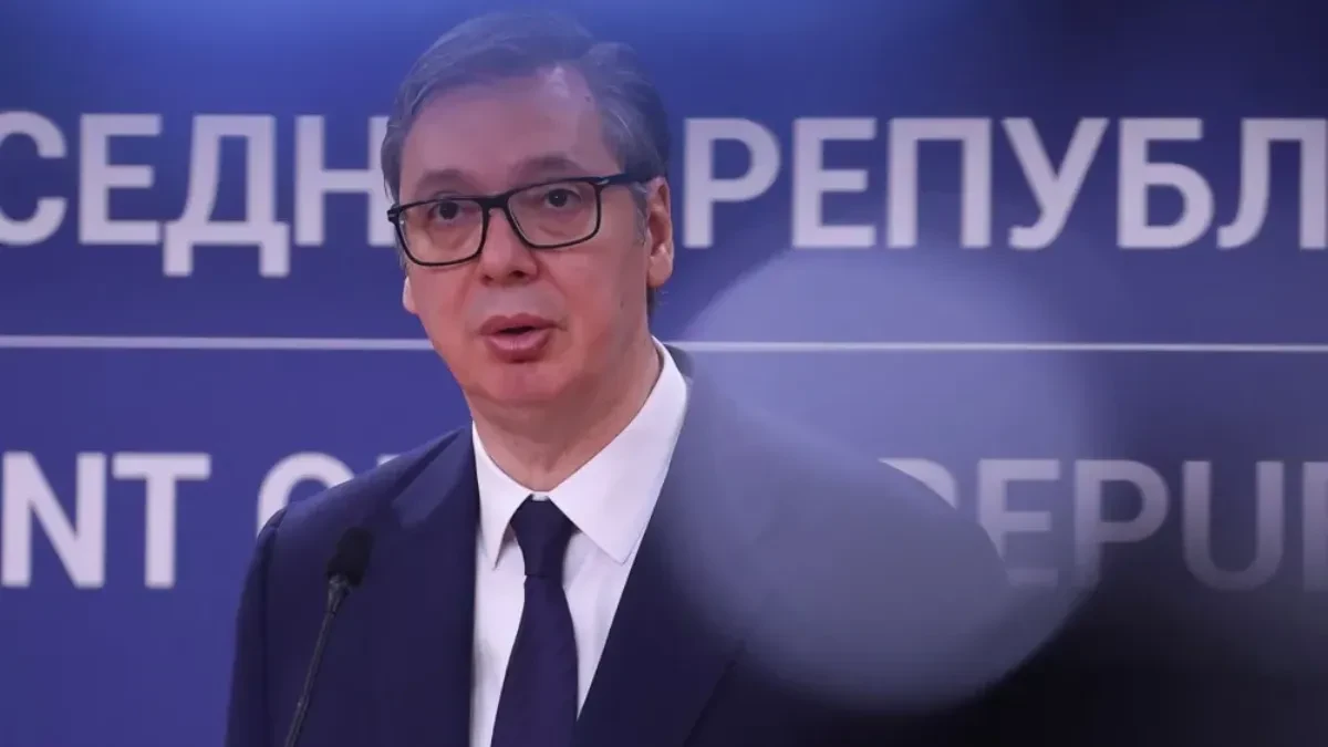 Aleksandar Vučić govori za govornicom ispred plave pozadine sa natpisom Predsednik Republike