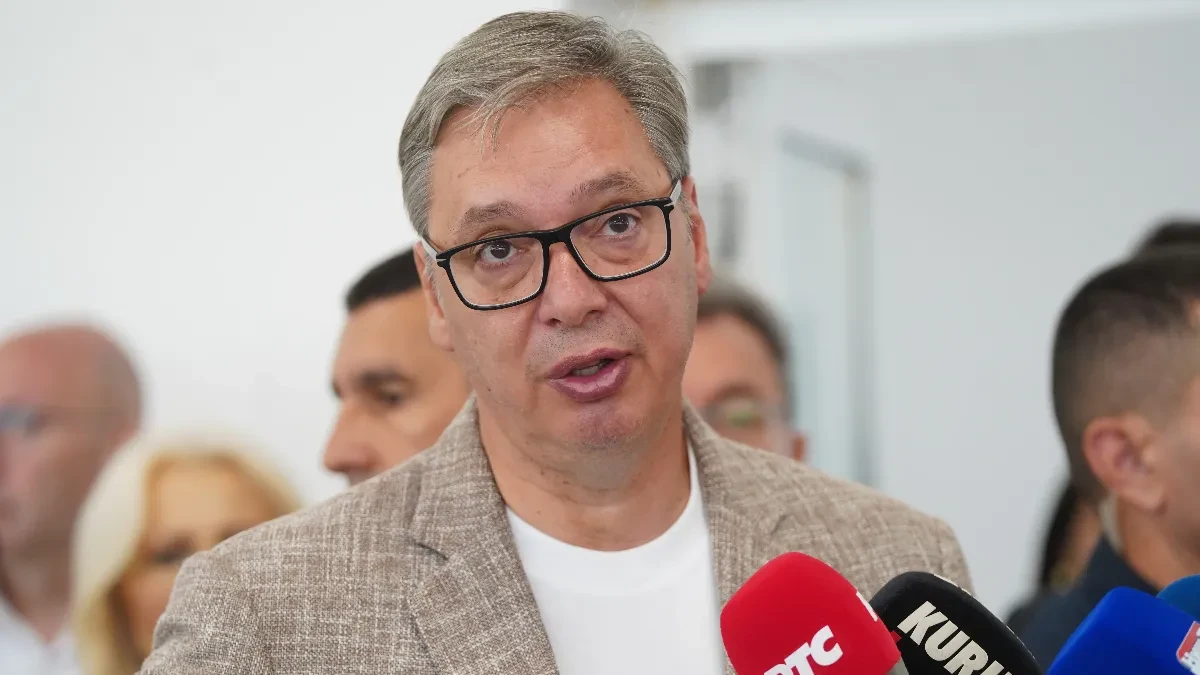 Aleksandar Vučić govori novinarima ispred mikrofona