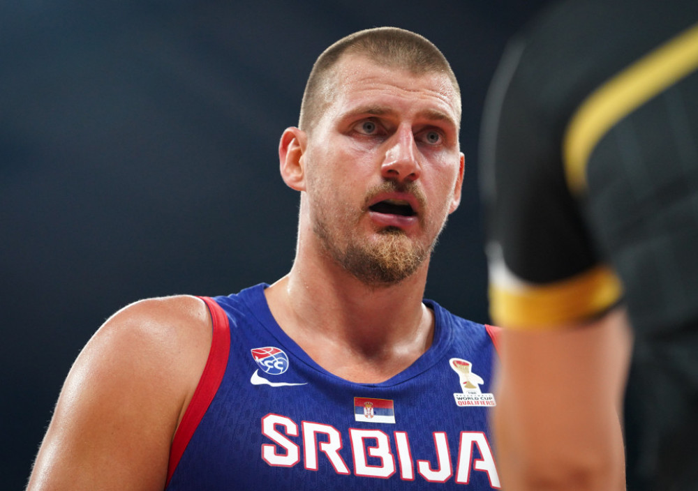 Nikola Jokić u plavom dresu Srbije krupnim planom tokom utakmice