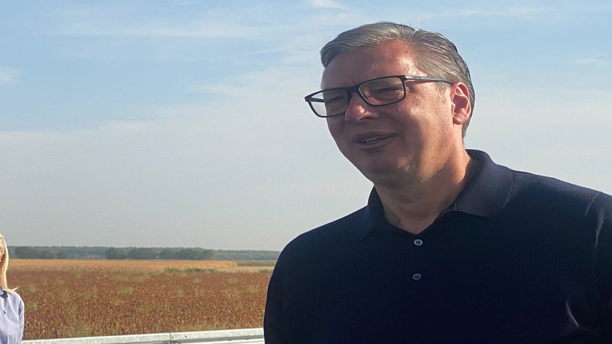 Aleksandar Vučić na gradilištu auto-puta, u pozadini polje i vedro nebo