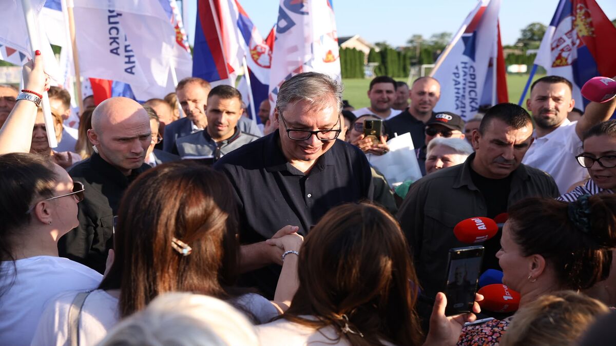 Aleksandar Vučić rukuje se sa građanima okupljenim sa zastavama