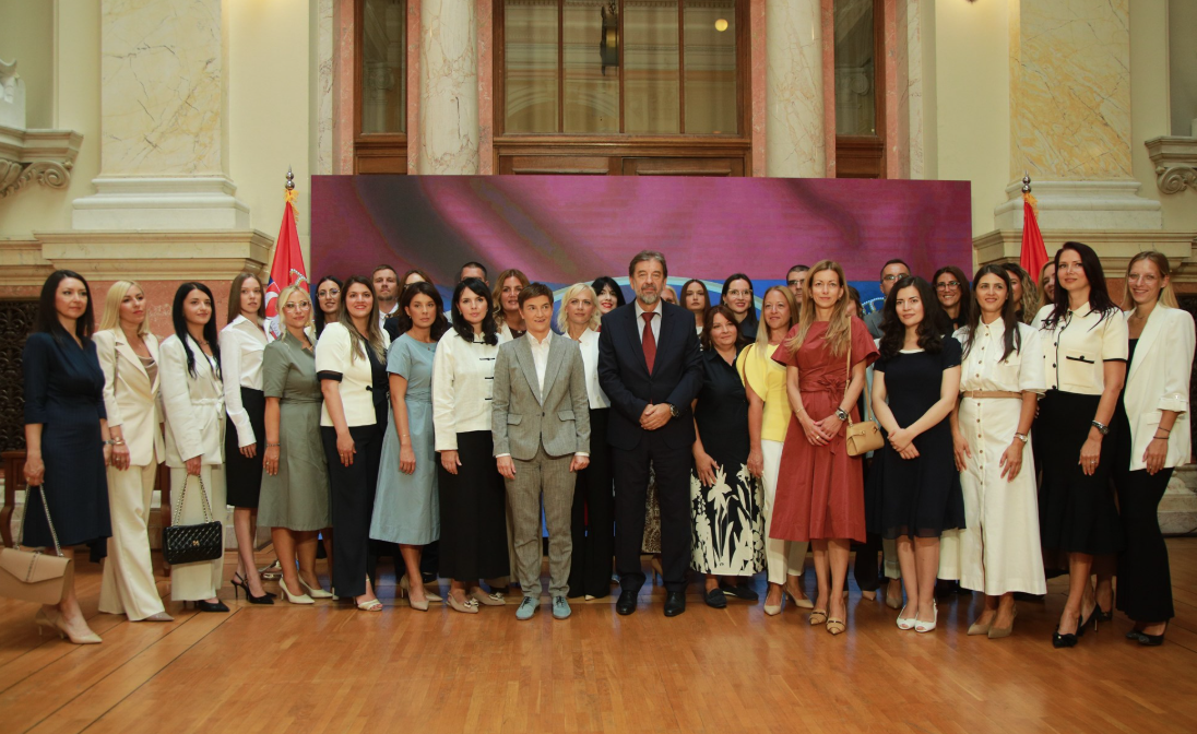 Grupna fotografija novoizabranih sudija sa predsednicom Skupštine u Domu Narodne skupštine