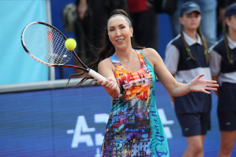 Jelena Janković udara forhend tokom teniskog meča