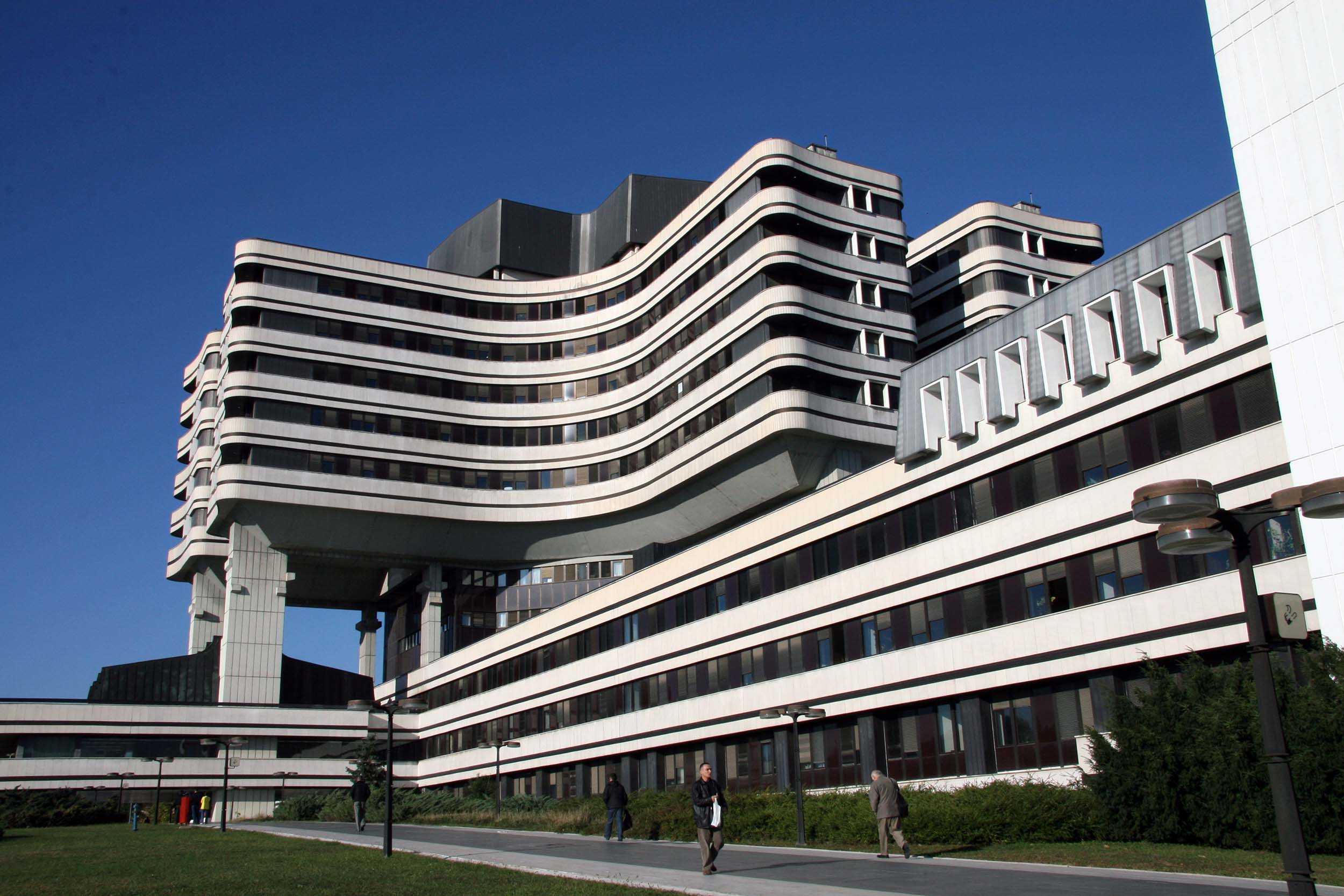 Zgrada Vojnomedicinske akademije na Banjici snimljena po vedrom danu