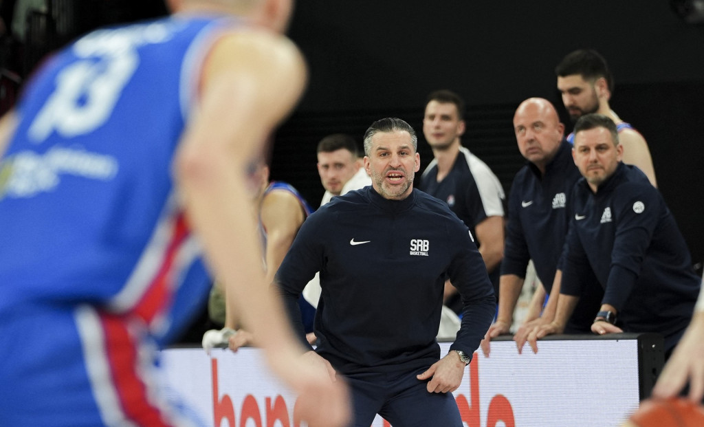 Dušan Alimpijević i stručni štab reprezentacije Srbije na klupi tokom utakmice