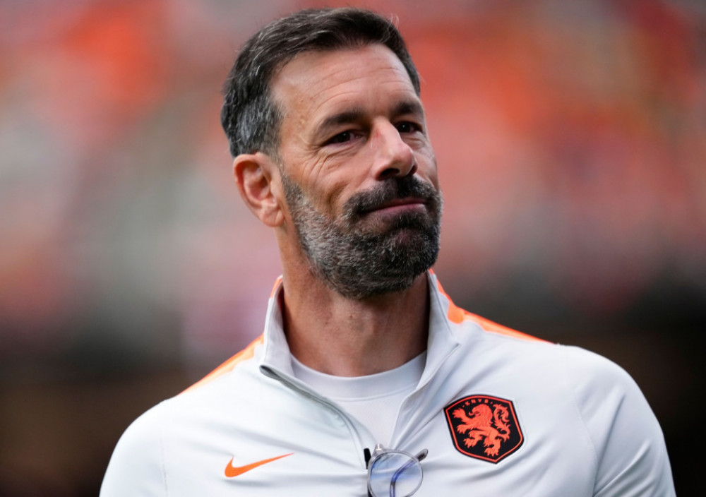 Rud van Nistelroj u beloj trenerskoj jakni sa grbom holandskog fudbalskog saveza