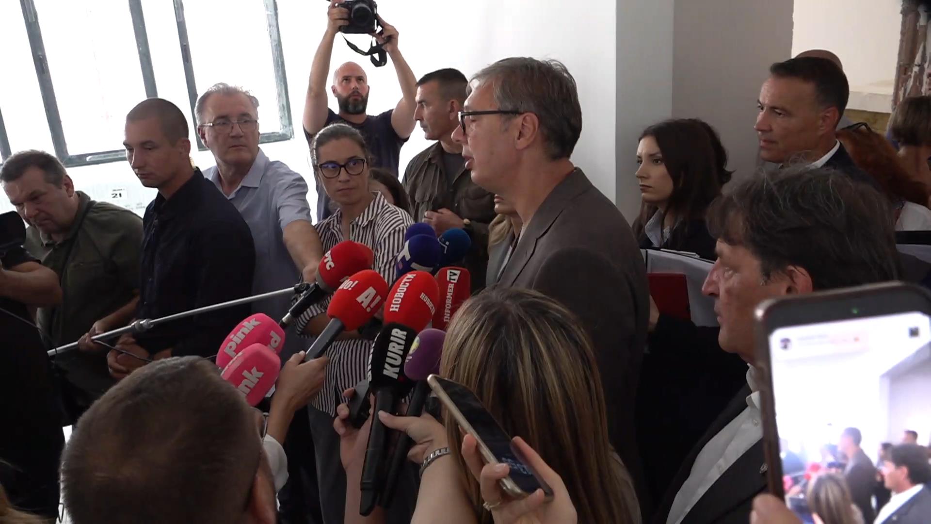 Aleksandar Vučić govori novinarima okružen mikrofonima i kamerama