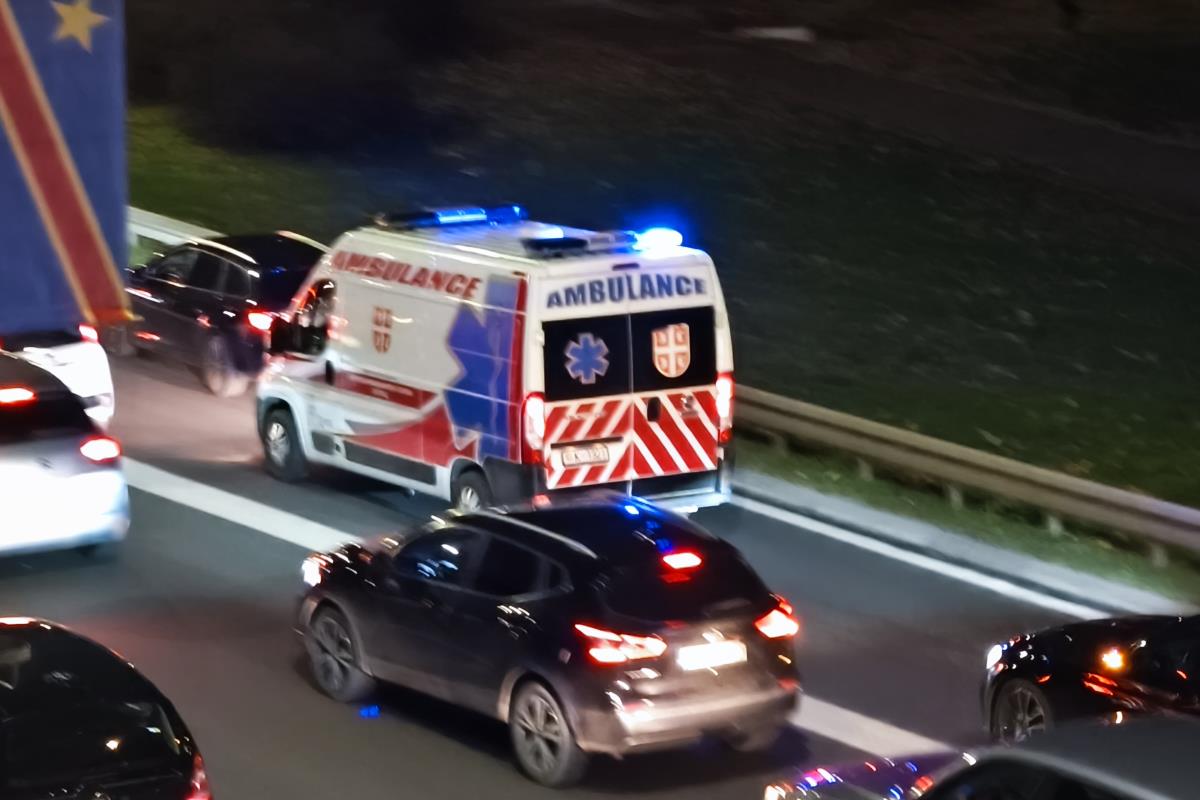 Sanitetsko vozilo Hitne pomoći sa upaljenom rotacijom na auto-putu noću