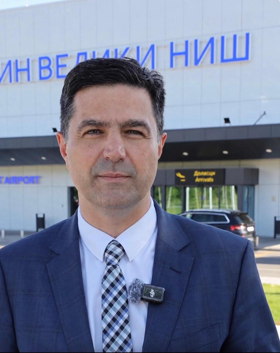 Portret Dragoslava Pavlovića ispred zgrade aerodroma u Nišu