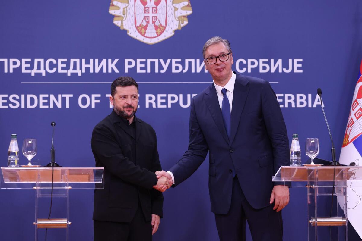 Volodimir Zelenski i Aleksandar Vučić rukuju se ispred govornica i plave table sa natpisom Predsednik Republike Srbije