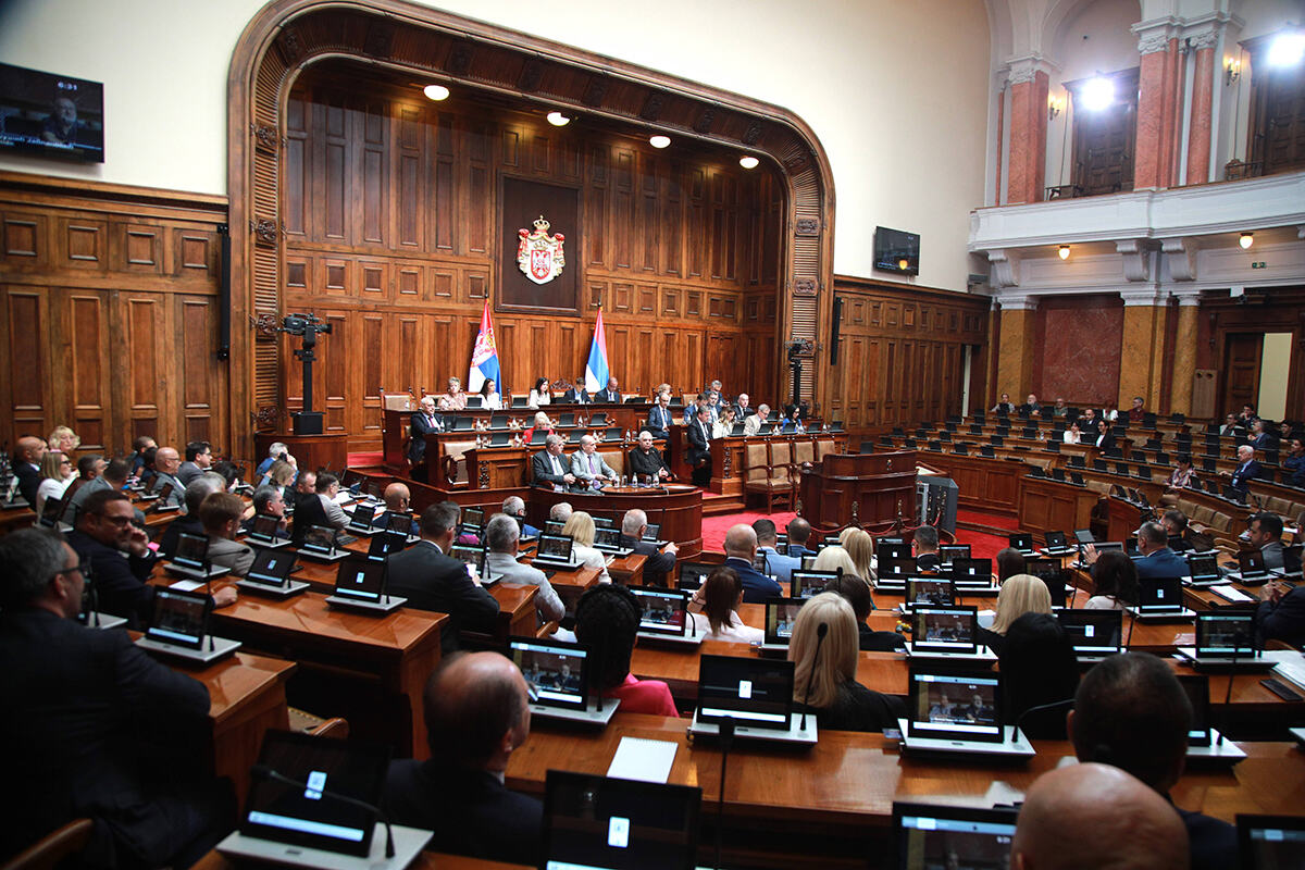 Velika sala Narodne skupštine tokom sednice, poslanici za klupama i predsedavajući za govornicom