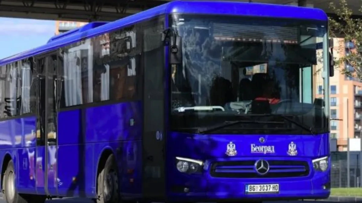 Plavi gradski autobus Mercedes-Benz sa natpisom Beograd na stajalištu