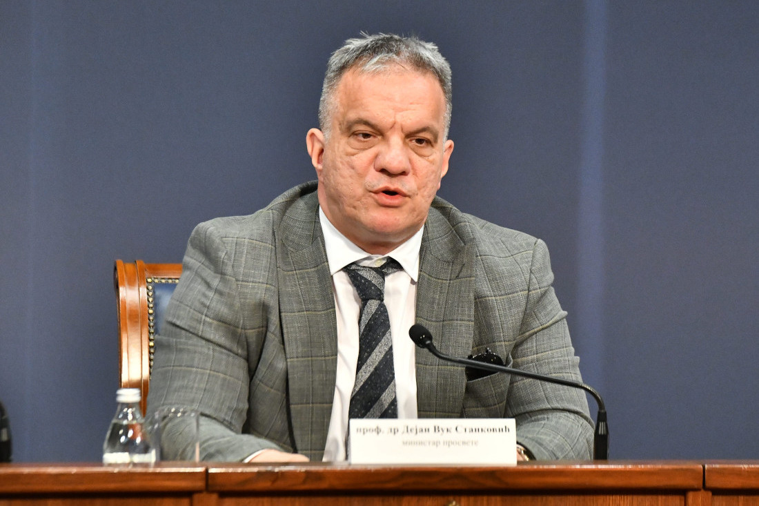 Ministar prosvete Dejan Vuk Stanković govori na konferenciji za medije