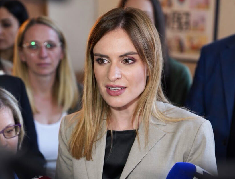 Ministarka Milica Đurđević Stamenkovski daje izjavu novinarima, u pozadini više osoba