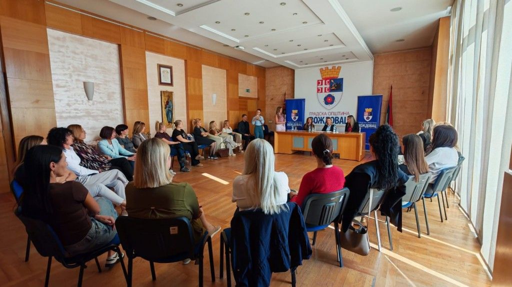 Žene sede u krugu u Svečanoj sali Gradske opštine Voždovac tokom radionice