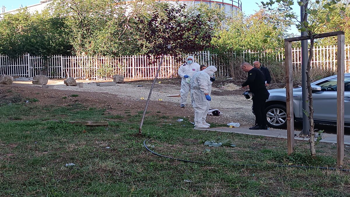 Forenzičari u zaštitnim odelima i policija na mestu pucnjave u Kragujevcu
