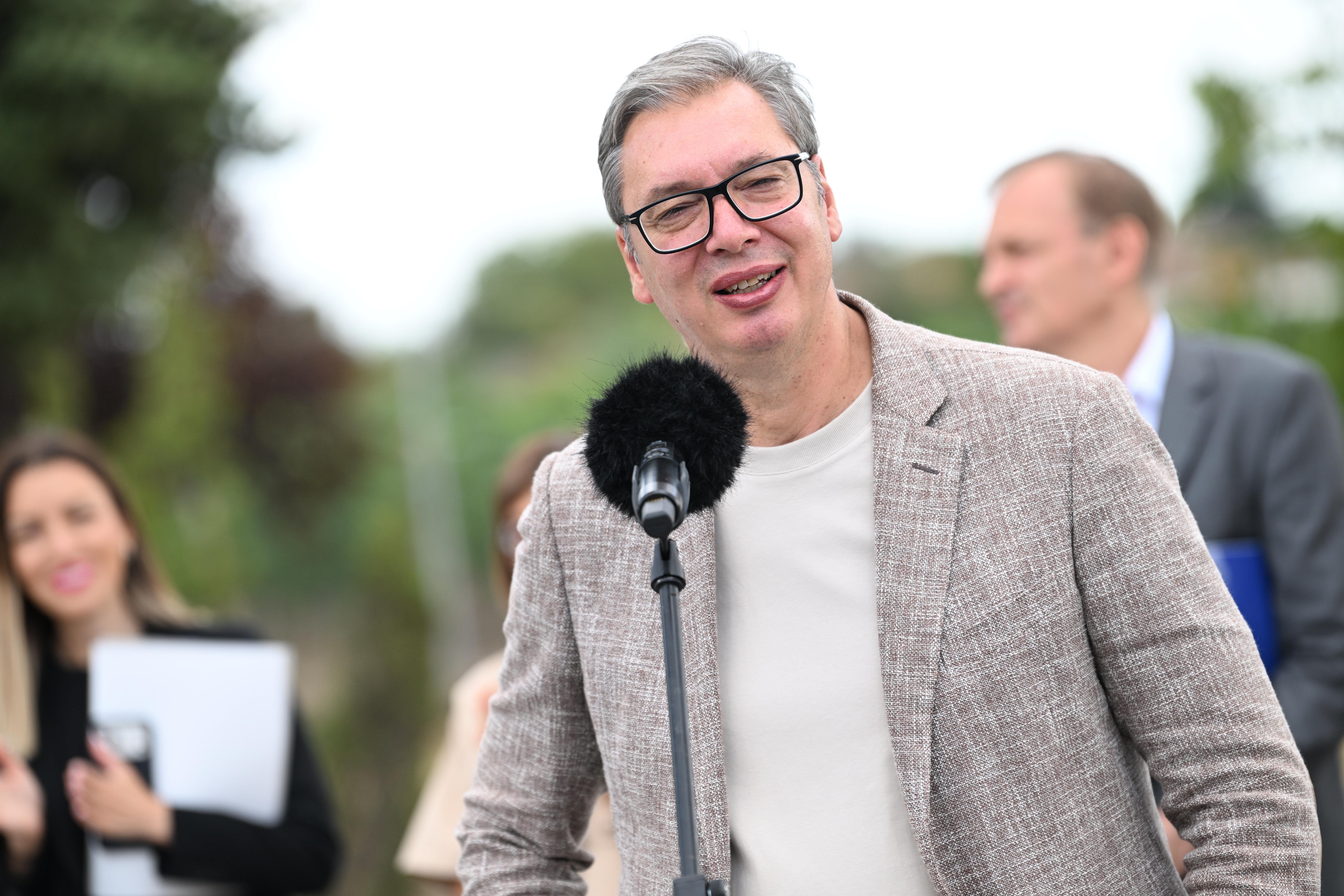 Aleksandar Vučić govori za mikrofon ispred novinara na otvorenom
