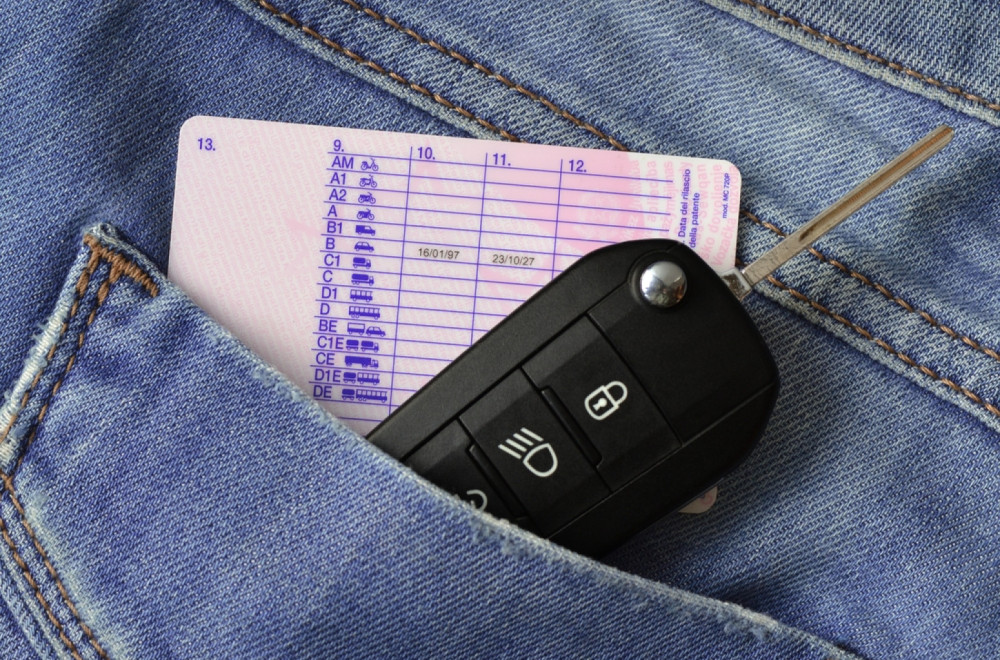 Vozačka dozvola i ključ automobila vire iz zadnjeg džepa farmerki